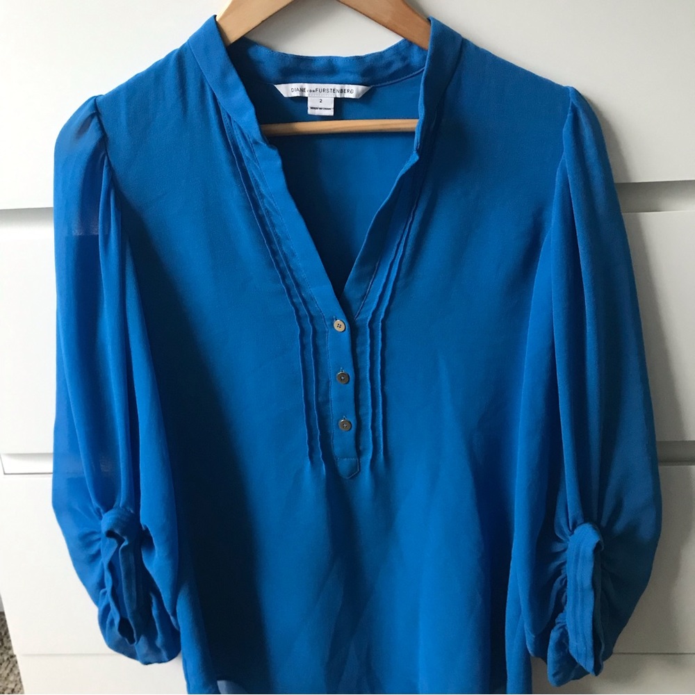 Diane Von Furstenberg Blue Half Puff Sleeve Sheer Blouse V Neck Buttons Size 2